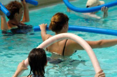 Corso di acqua fitness con tubi galleggianti