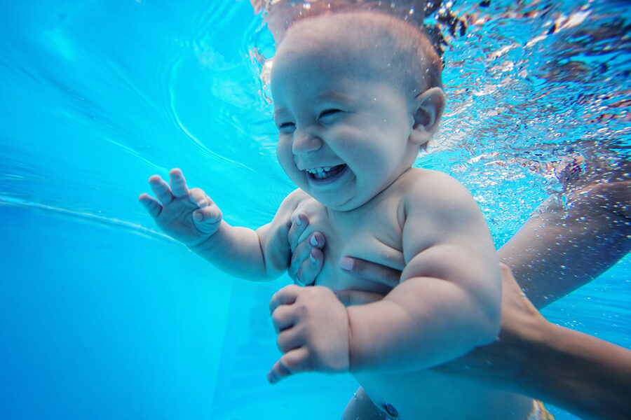 Neonato sott’acqua durante una lezione di acquaticità