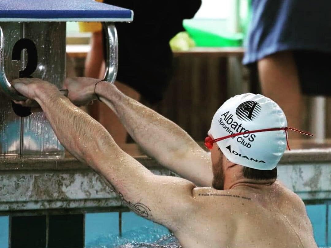 Atleta master con la cuffia Albatros Sporting Club pronto alla partenza a dorso