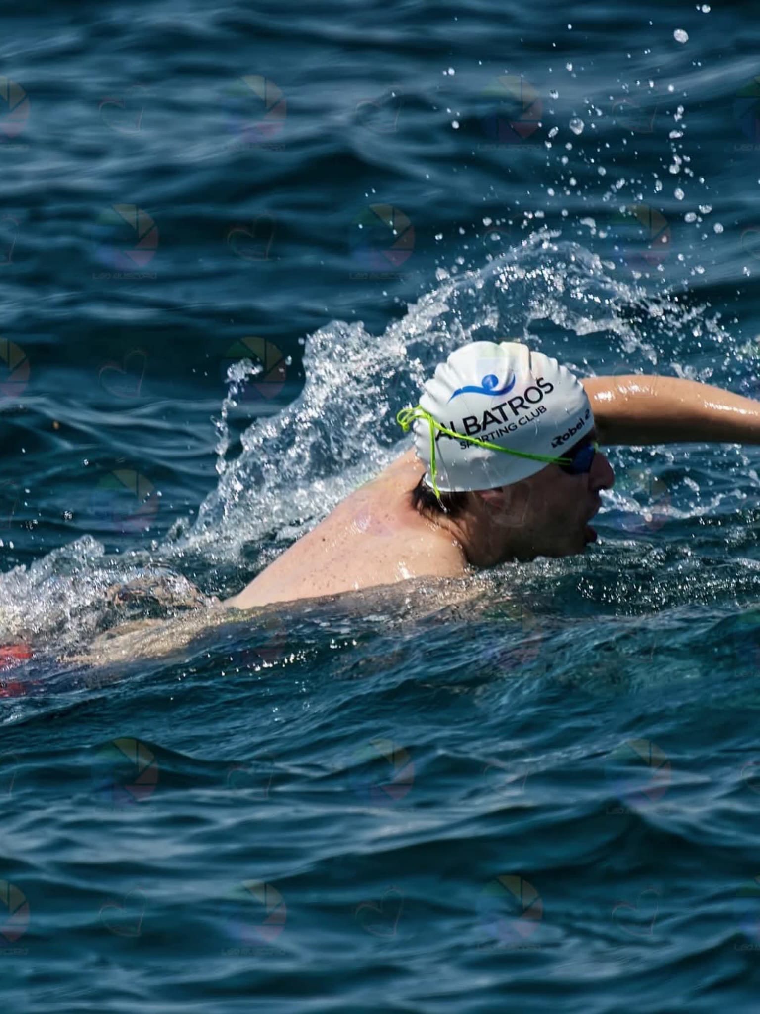 Nuotatore a stile libero in mare con la cuffia dell’Albatros Sporting Club