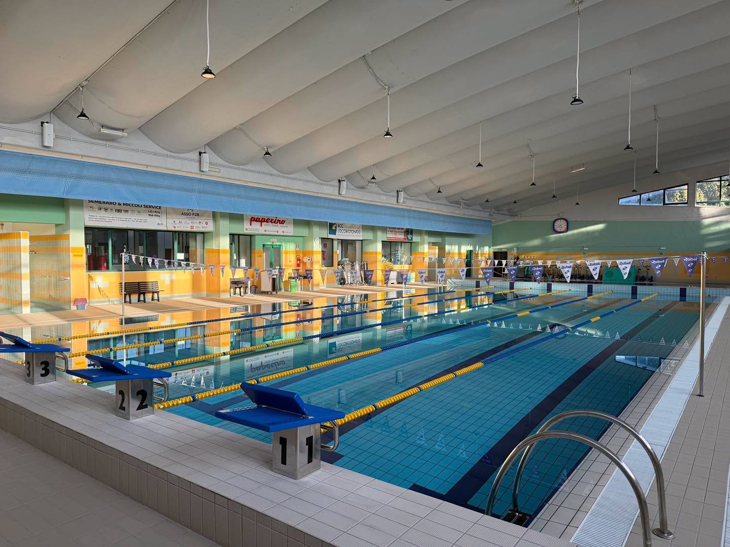Piscina coperta dell’Albatros Sporting Club con corsie e blocchi di partenza