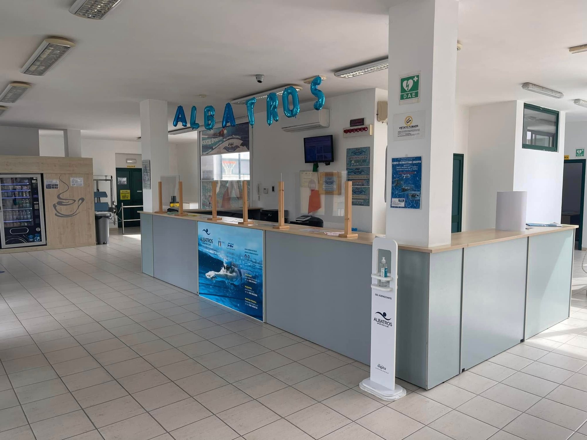 La reception di una struttura Albatros Sporting Club con il bancone e i palloncini ALBATROS